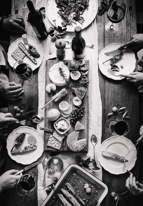 Una fotografía de alimentos en blanco y negro flatlay de platos de acción de gracias en una mesa de madera