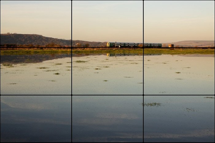 Un paisaje sereno con la regla de los tercios superpuesta: reglas de composición de fotografías