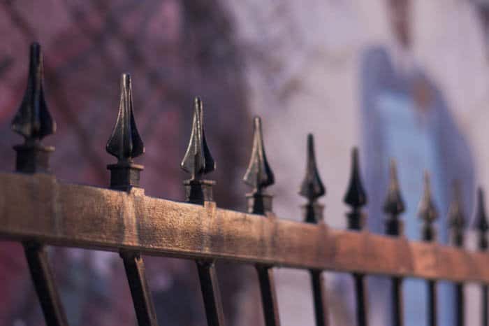 Imagen de patrones en fotografía, mostrando los picos de hierro de una valla