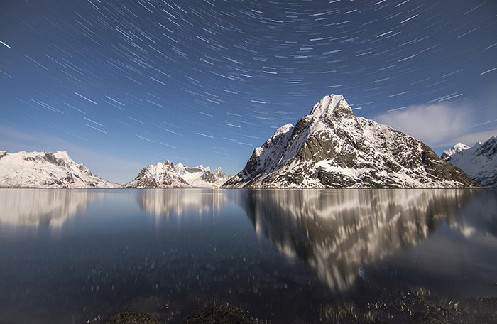 Foto de lapso de tiempo de un lago y montañas