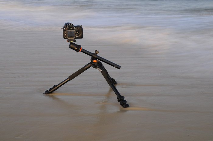 Una cámara DSLR montada en un trípode Vanguard Alta Pro 263AB 100 en una playa