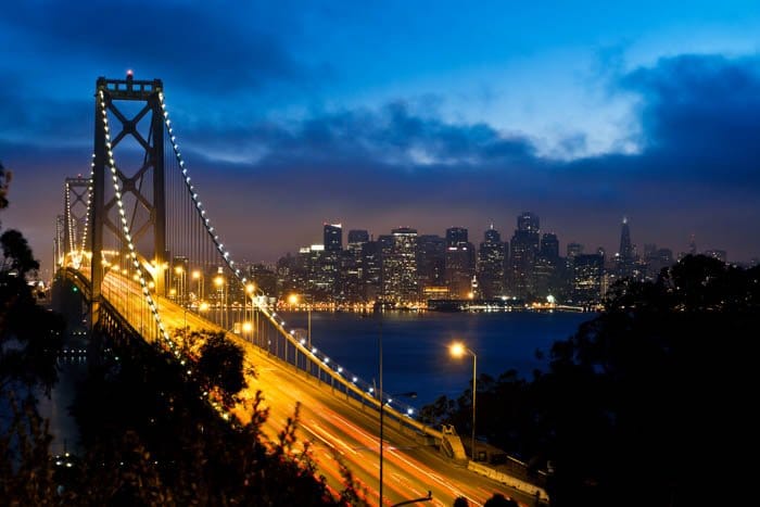 Una imagen del puente de la bahía y la vista de la ciudad de San Francisco por la noche
