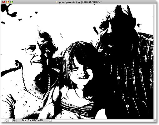 Una verdadera imagen en blanco y negro en Photoshop, técnicamente conocida como imagen de mapa de bits.  Imagen con licencia de iStockphoto de Photoshop Essentials.com
