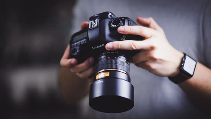 Un fotógrafo que cambia la configuración de una Canon EOS 5D