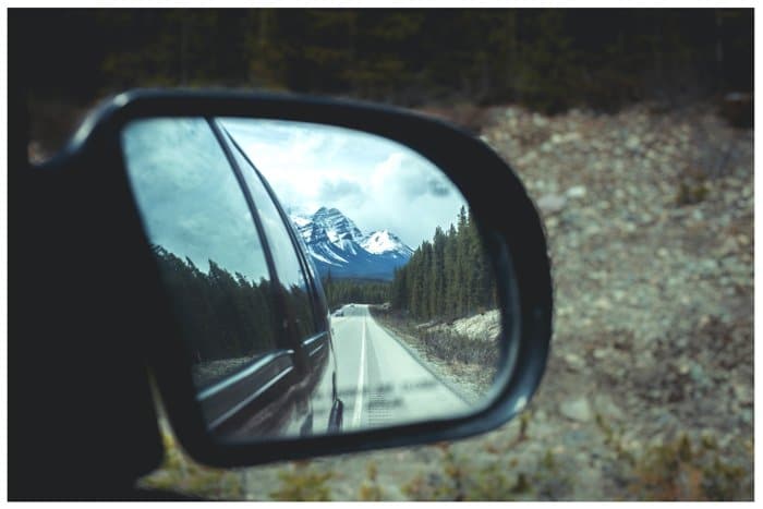 foto de una montaña reflejada en el espejo de un coche