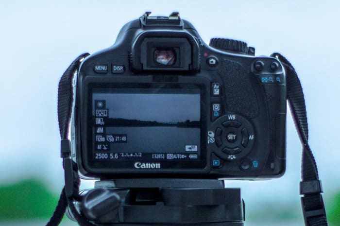 una imagen de una cámara réflex digital en modo manual
