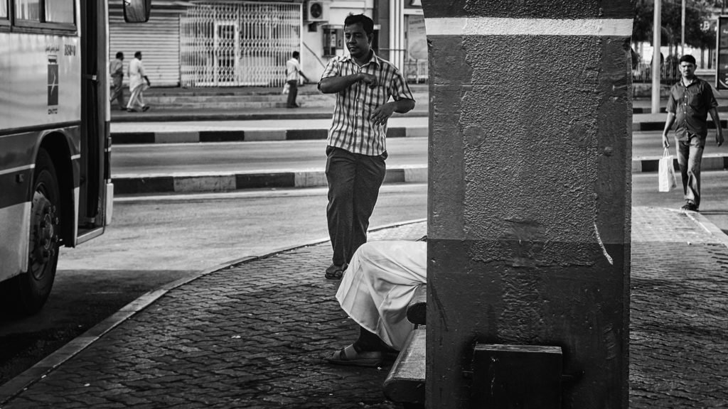 ¿Qué es la fotografía callejera? The Bus Stand by Imra Zahid