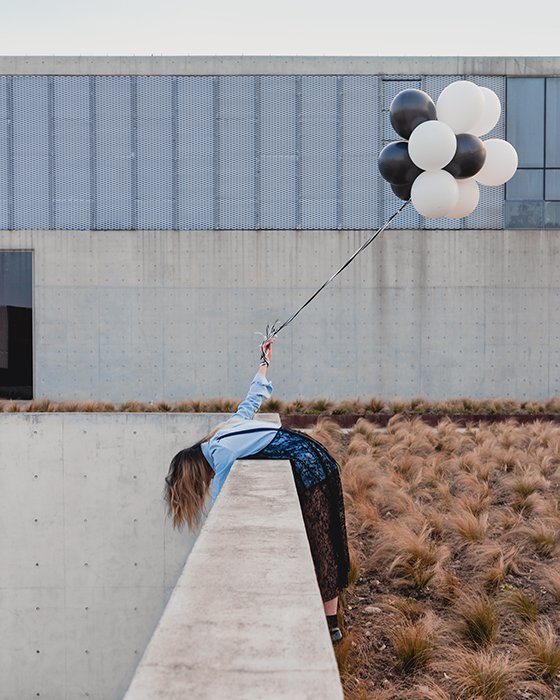 Una foto de bellas artes de una mujer posando al aire libre con globos: lo que hace que la fotografía sea un arte