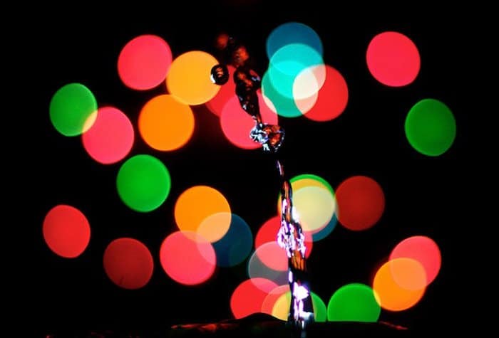 Fotografía creativa de gotas de agua con luces de colores bokeh de fondo: cuándo usar un flash