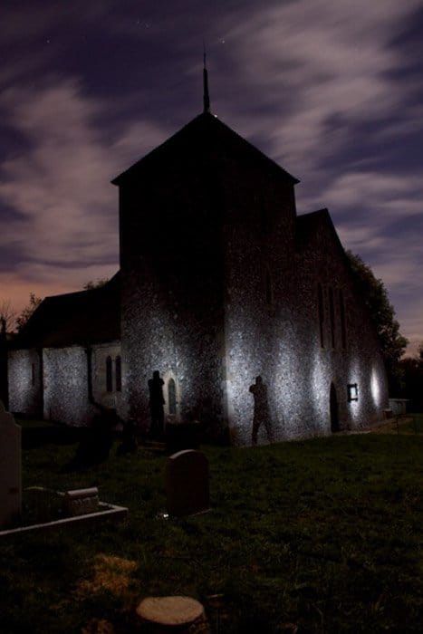 Foto atmosférica de una iglesia por la noche: cuando usar un flash