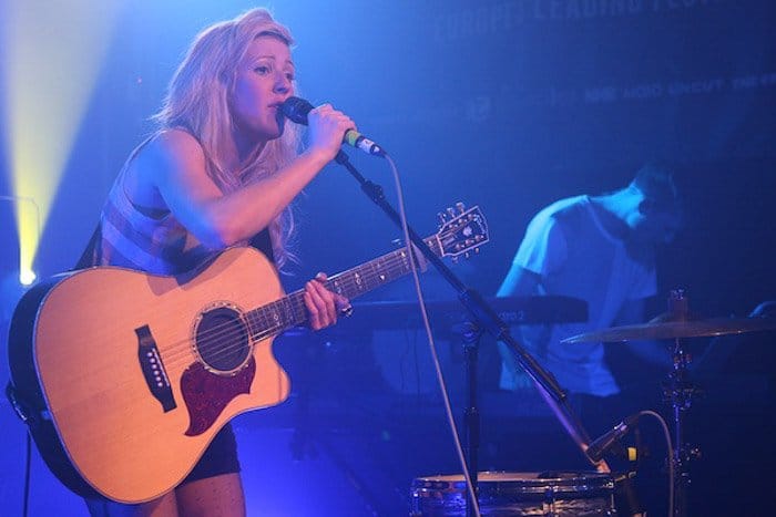 Una fotografía de un concierto de una cantante en el escenario: cuándo no usar el flash