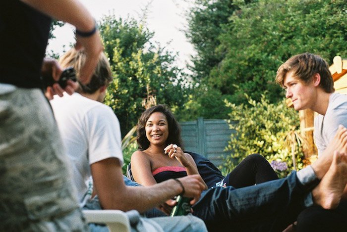 Una foto sincera de amigos relajándose en una fiesta en el jardín: cuándo no usar un flash