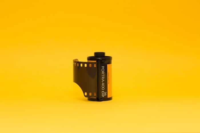 Una imagen de un rollo de película Kodak de 35 mm.