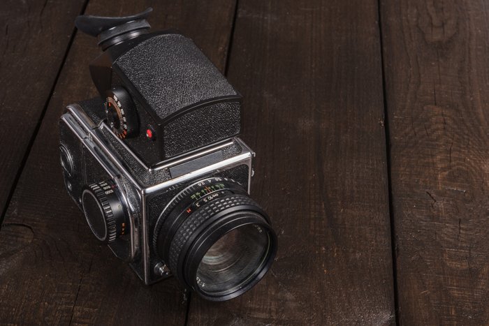 Una cámara de película de formato medio sobre una mesa de madera