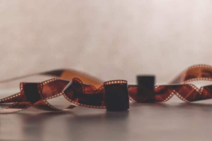 Una imagen de un rollo retorcido de negativos de película de 35 mm sobre una superficie plana