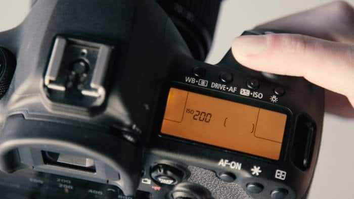 Un primer plano de una cámara DSLR que muestra el valor ISO