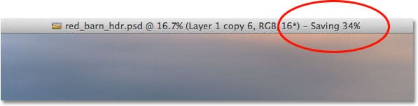 El indicador de progreso de guardado en la parte superior de la ventana del documento en Photoshop CS6. 