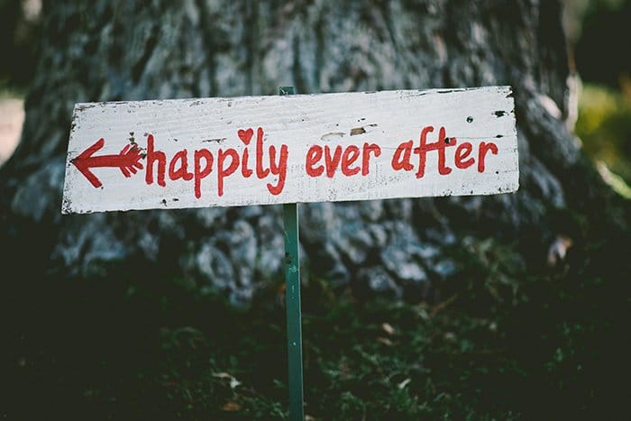 un cartel de boda hecho a mano que dice 'felices para siempre'