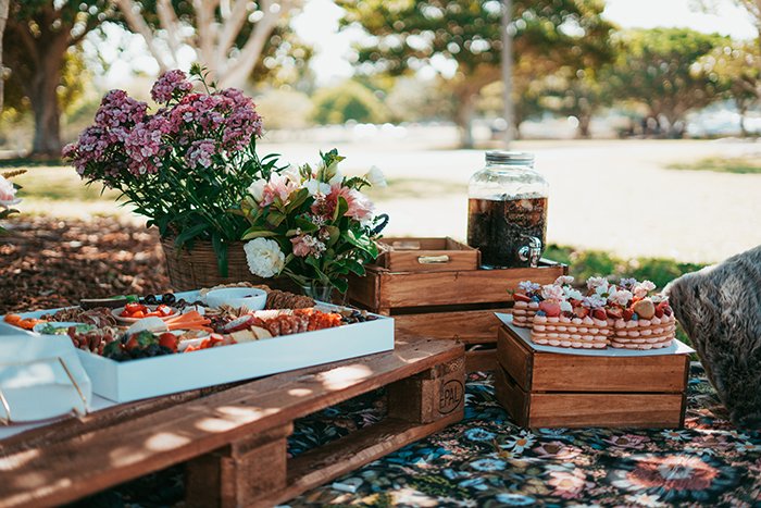 Un diseño de picnic con flores.