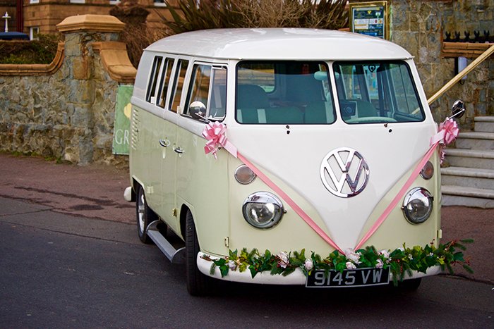 una autocaravana VW decorada con flores y cintas