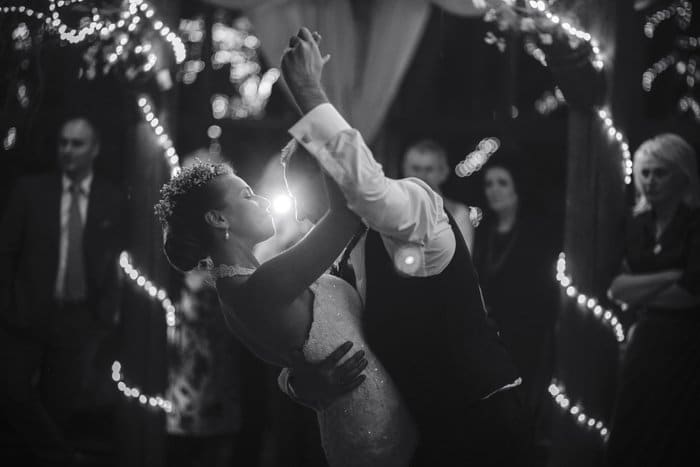 imagen en blanco y negro de una pareja de recién casados ​​bailando