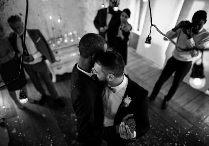 una fotografía de boda en blanco y negro de una pareja bailando
