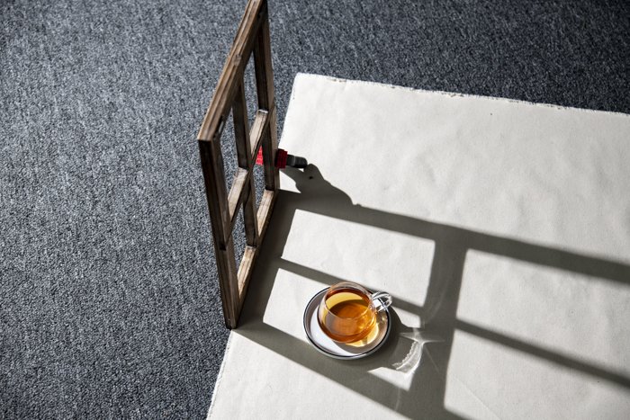 Fotografía cenital de una taza de té en una mesa