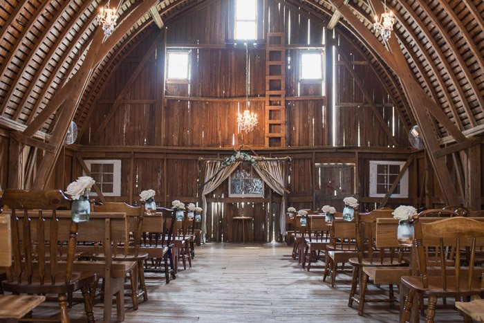Una fotografía de boda tomada del interior de una iglesia.