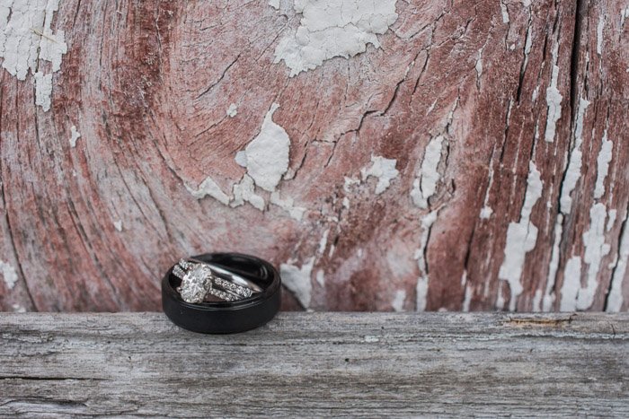 Una foto de dos anillos de boda sobre un fondo de madera