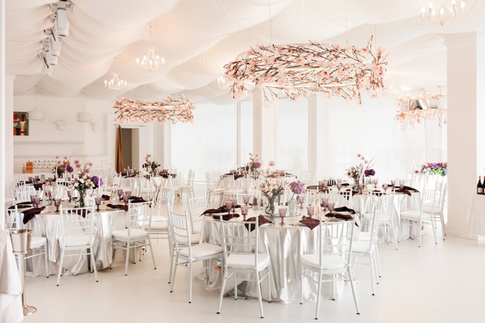 imagen de un salón de banquetes de bodas vacío