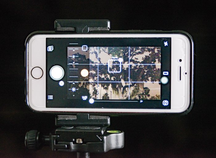 Foto de un iPhone blanco en función de foto con la rejilla de la cámara encendida