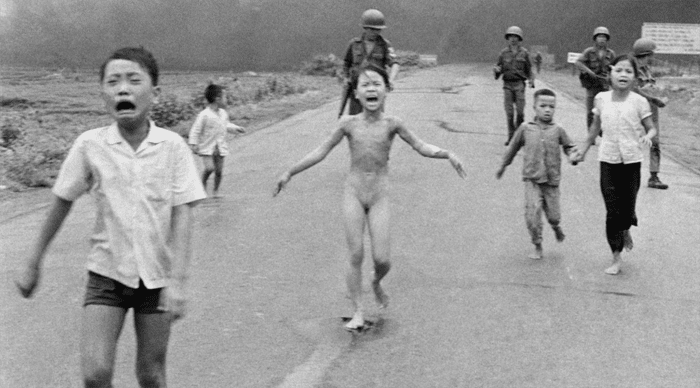 Imagen icónica de Nick Uts del conflicto vietnamita, donde vemos a una niña de 9 años desnuda corriendo hacia la cámara