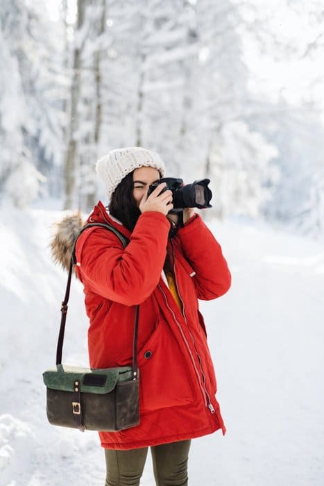 Un fotógrafo tomando fotos de invierno al aire libre.