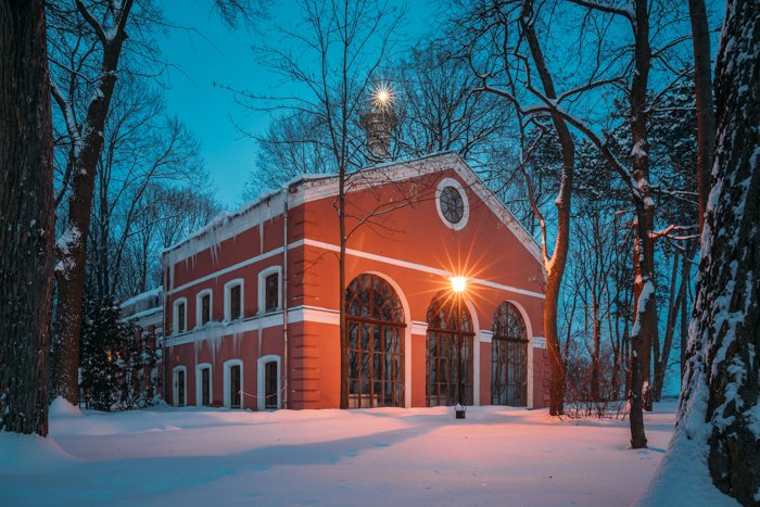 Un edificio cubierto de nieve en una noche de invierno