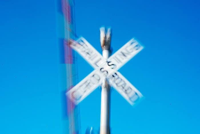 Una foto borrosa de un letrero de cruce de ferrocarril - fotos de ráfaga de zoom