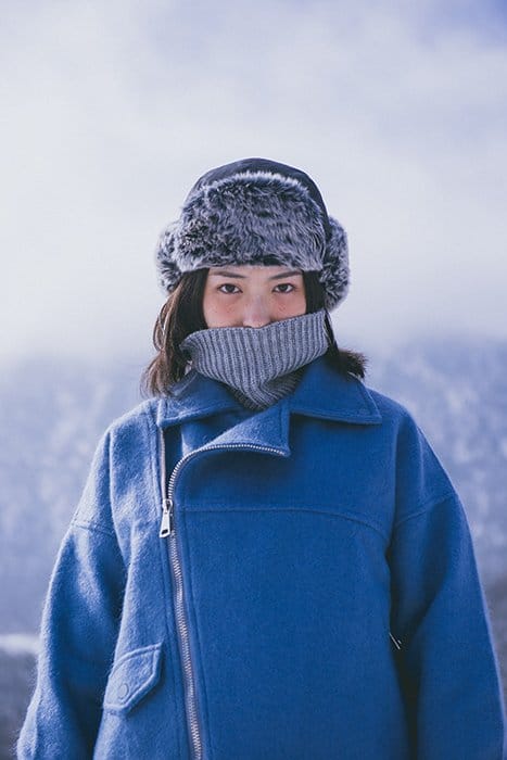 Una modelo femenina posando para un retrato de invierno