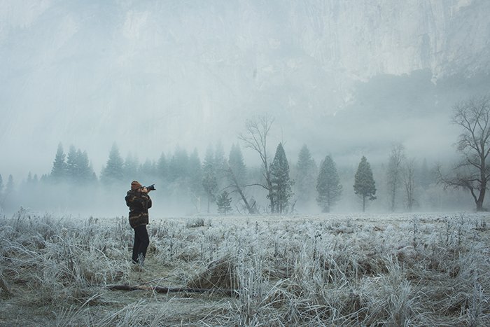 Un fotógrafo disparando en un mágico paisaje invernal.