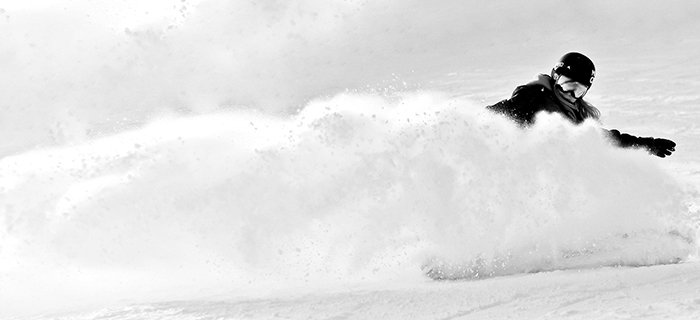 Fotografía de deportes atmosféricos de una mujer snowboarder posando en acción - fotografía de retrato de invierno