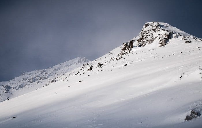 Toma de fotografía de invierno de una montaña cubierta de nieve.