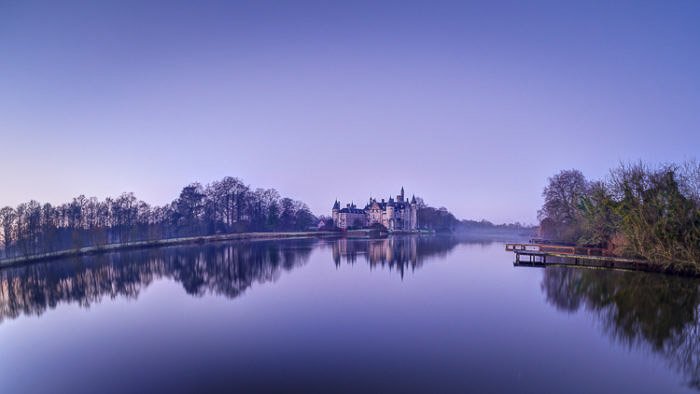Hermoso panorama de un castillo en el fondo de un lago tranquilo
