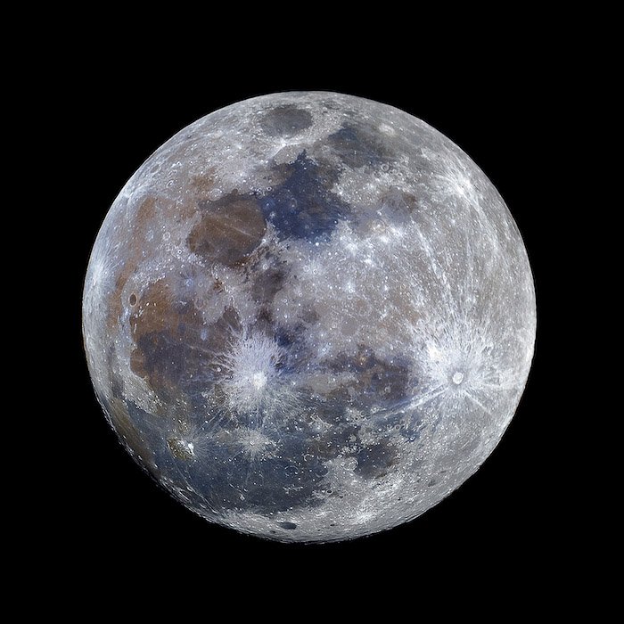 Un primer plano de la superluna en la noche - fotografiado en EFL 2500