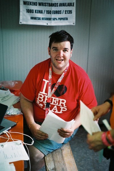 Un hombre con una camiseta roja mira fijamente a la cámara - Luz de ventana para retratos