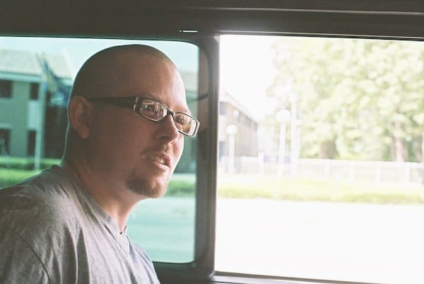 un hombre sentado dentro de un coche - Luz de ventana para retratos