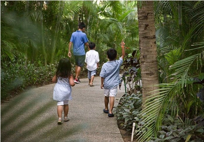 una familia paseando por un parque forestal