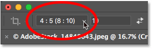La opción Relación de aspecto para la herramienta Recortar de Photoshop en la barra de opciones