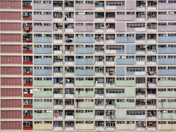 Foto de un bloque de pisos en diferentes colores.