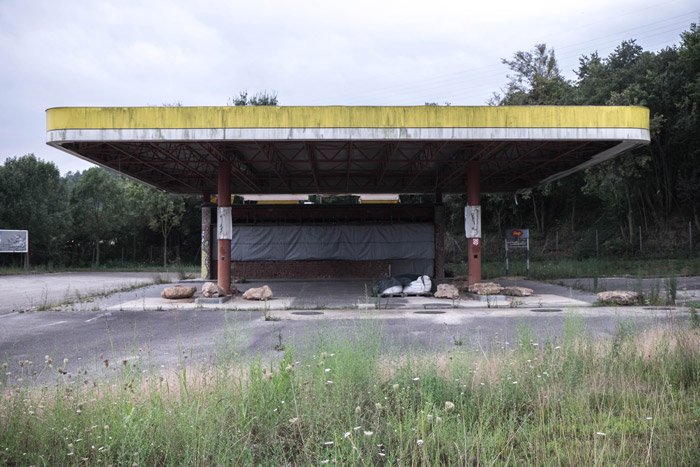 Foto de una gasolinera abandonada