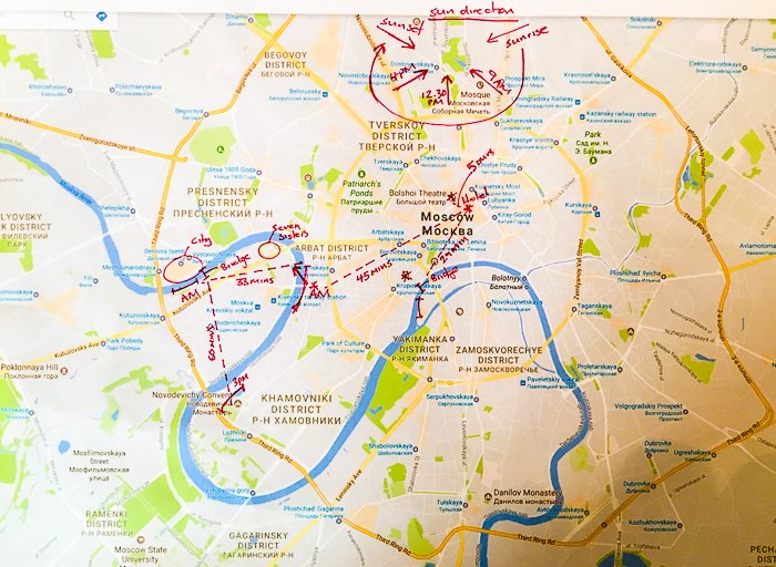 un mapa de Moscú con garabatos de marcador rojo de un plan de viaje