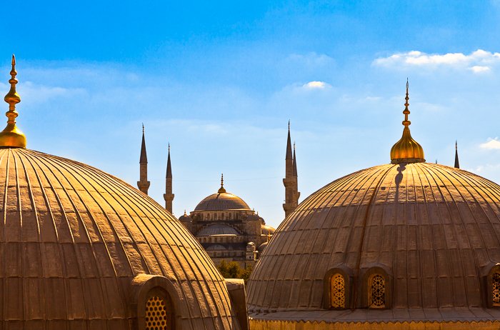 Cúpulas doradas de Hagia Sophia, una antigua estructura bizantina, en Estambul, Turquía, contra un cielo azul claro y brillante