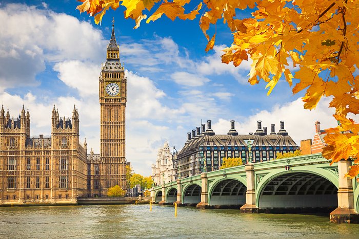 La torre del reloj Big Ben y el puente contra un cielo azul en un brillante día de otoño